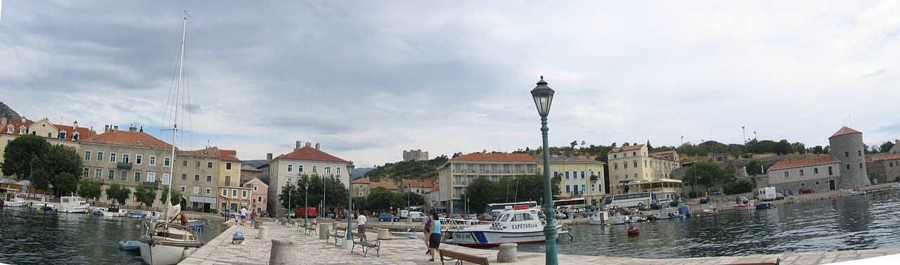 Senjska luka s pogledom na tvrđavu Nehaj