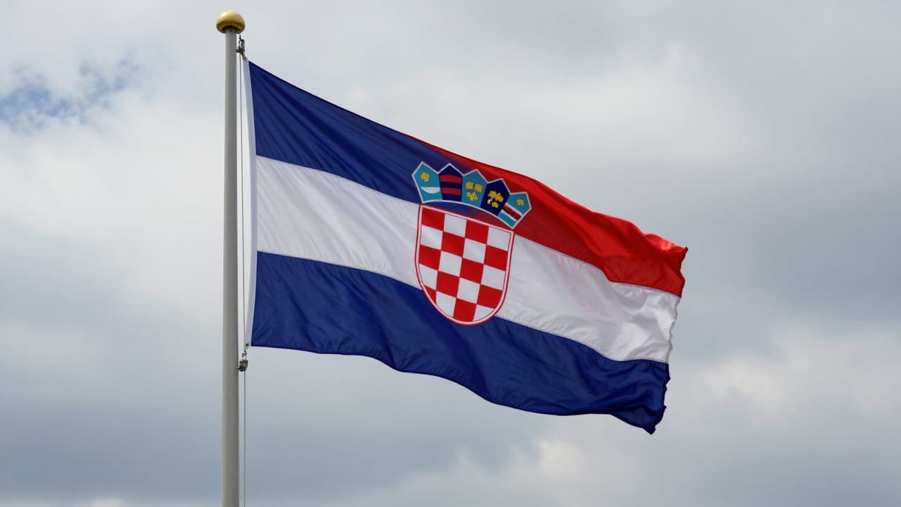 Hrvatska zastava na pola koplja