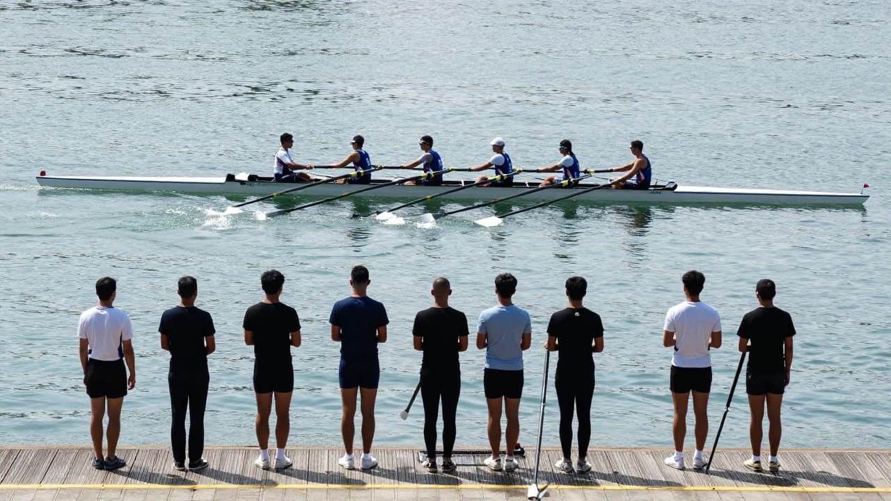 Hrvatski juniorski veslači s veslima uz čamac