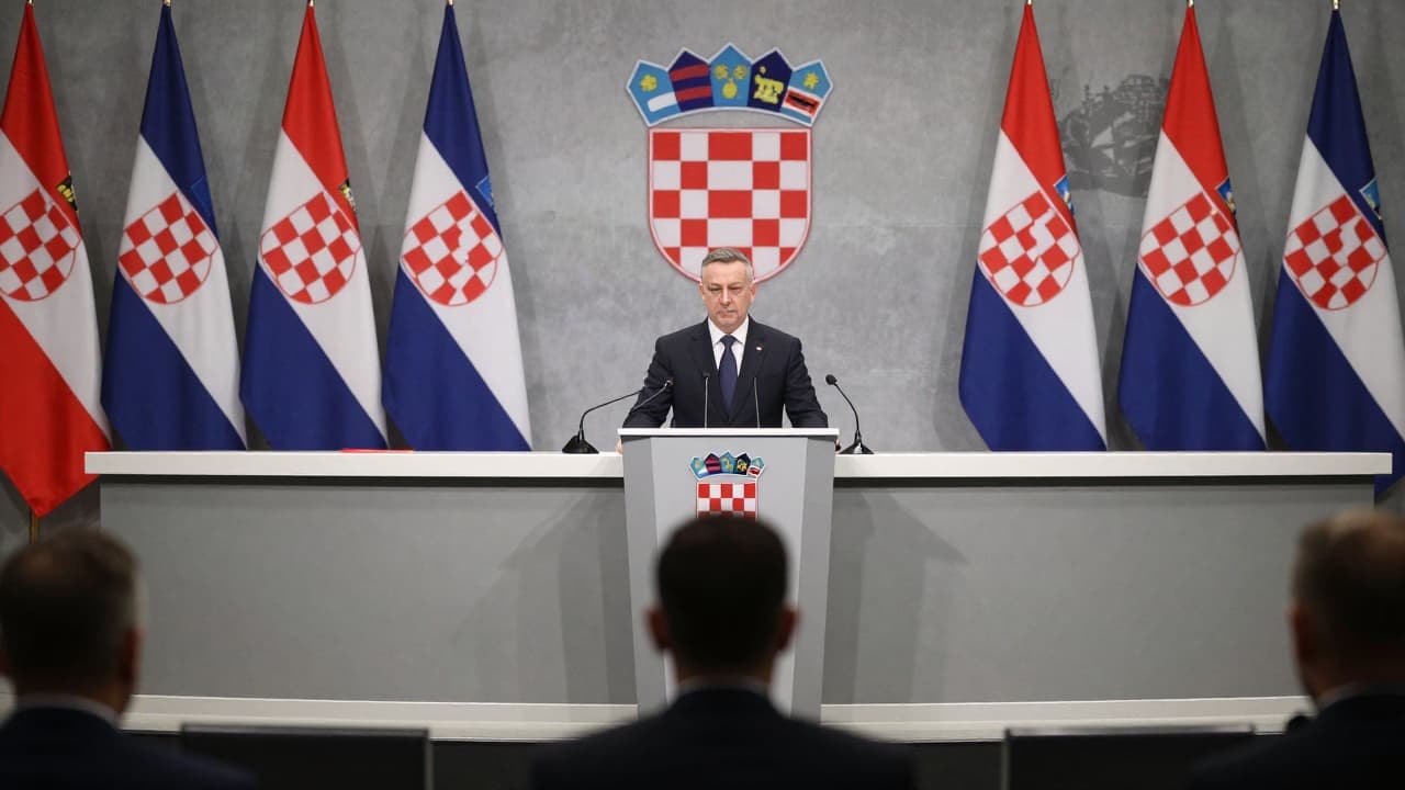 Ministar obrane govori na konferenciji