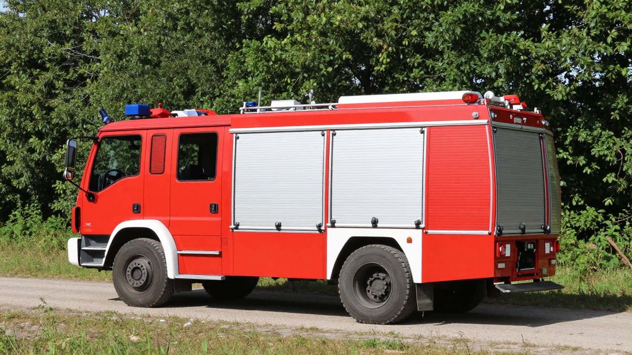 Vatrogasci gaše požar u prirodi